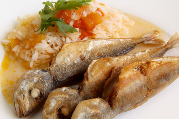 Fried mackerel and rice with tomato sauce
