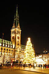 Fototapeta na wymiar Jarmark Bożonarodzeniowy na rynku Rathaus Hamburg