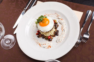 beef burger with egg and potatoes