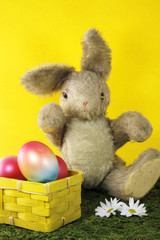 Osterhase mit Ostereiern