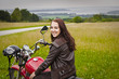 junge Frau auf Motorrad