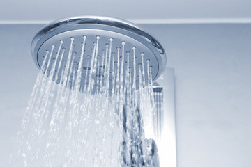 Obraz na płótnie Canvas Prysznic na niebiesko