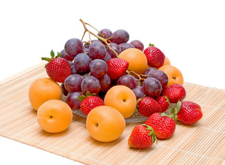 Naklejka na ściany i meble Martwa natura z owocami. świeże morele, winogrona, truskawki