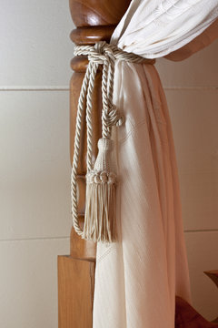 tenture passementerie gland lit baldaquin