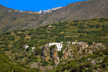 gr&egrave;ce; cyclades; amorgos : village de tholaria &agrave; flanc de montag