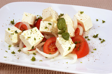 Griechischer Ziegenkäse  mit Tomate und Basilikum