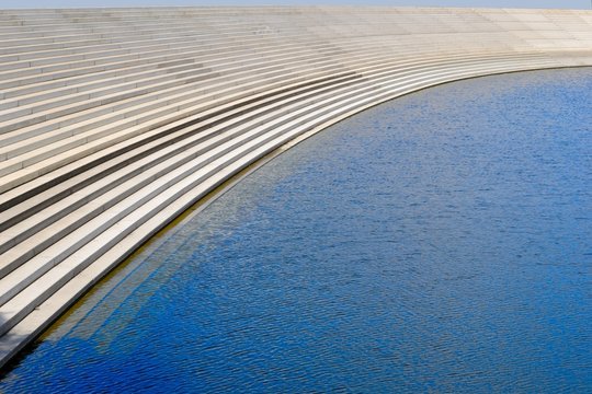 Trib&uuml;ne am wasser