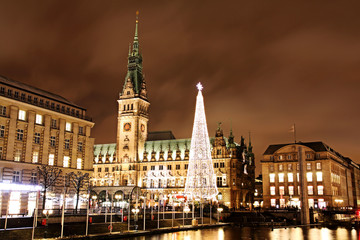 Fototapeta na wymiar Jarmark Bożonarodzeniowy na rynku Rathaus Hamburg