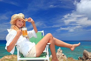 ビールを持ち休日を楽しむ笑顔の女性