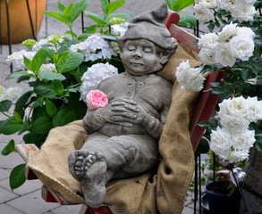 Ruhender Goblin auf Gartenstuhl
