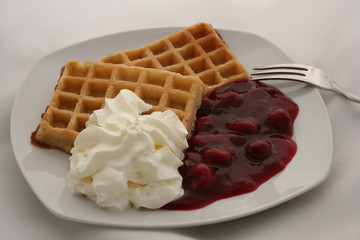 Waffeln mit heißen Kirschen und Sahne