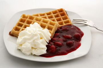 Waffeln mit heißen Kirschen und Sahne