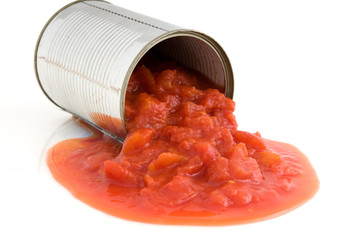Konservendose mit gehackten Tomaten