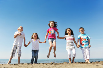 Obraz premium happy child group playing on beach