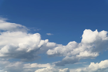 Fototapeta na wymiar Дневное небо с белыми облаками.