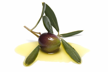 Oliva verde con hojas.