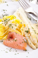 Spargel mit Pasta und Lachs