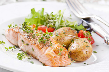 Lachssteak mit Gemüse