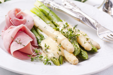 Spargel mit Schinken
