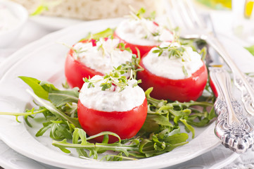 Tomaten mit Ricottafüllung