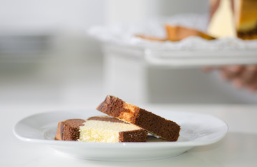 Teller mit Kuchen, Frau trägt Kuchen