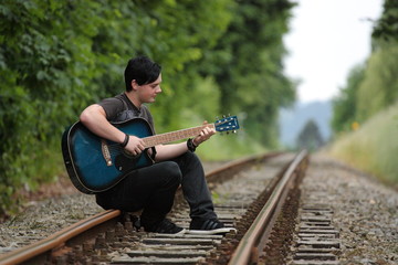junger Mann Gitarre spielend