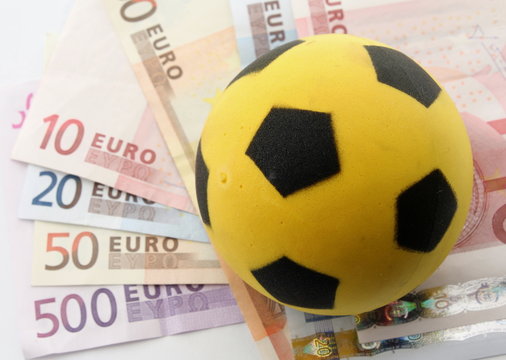 pallone nero e giallo su euro italiani