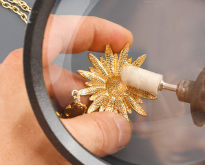 The jeweler polishing gold