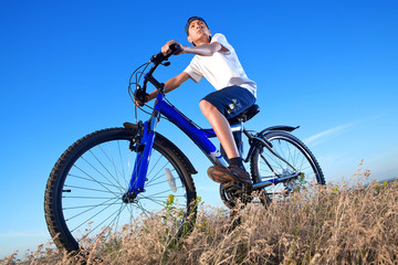 Obraz premium The boy with a bicycle
