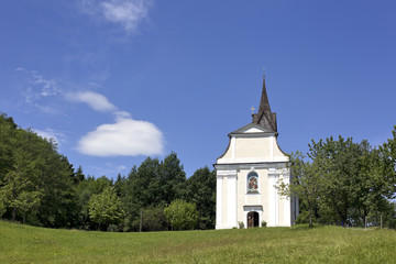 Fototapeta na wymiar kirche auf einem berg in bayern