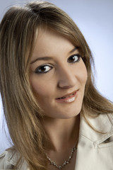 Huebsche junge Frau laechelt