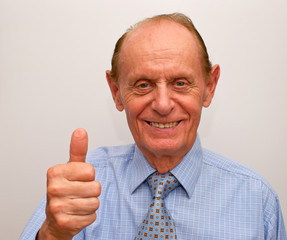 Rentner oder Mann mit Daumen hoch