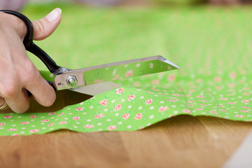 schneiderin mit schere