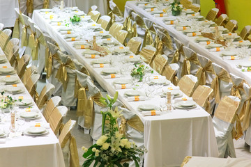 Wedding white reception place ready for guests. table repas