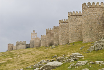 Fototapeta na wymiar Lienzo norte y espadaña de la muralla de Avila.