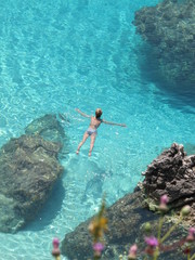 schwimmen im türkisfarbenen meer