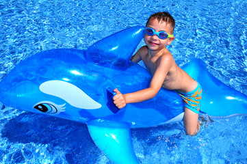 Kind mit Delphin