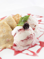 Helado y crepes sobre fondo blanco. Vista superior