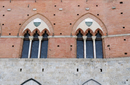 finestre sulla Torre del Mangia a Siena