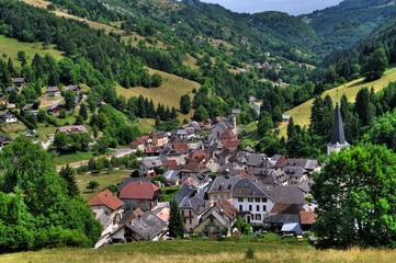 Fototapeta na wymiar hdr - wieś saint pierre chartreuse w intermontane