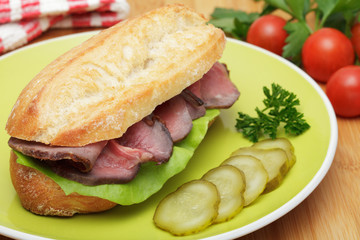 Kustenbrötchen mit Roastbeefscheiben