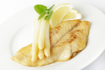 frischer Spargel mit Viktoriabarsch und Zitrone