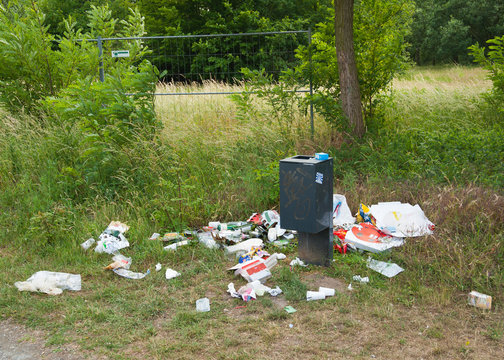 Müll liegt verteilt in der Landschaft