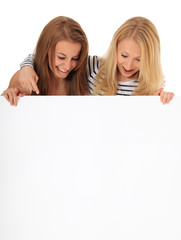 Zwei junge Frauen schauen voller Freude nach unten