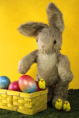Osterhase mit Ostereiern und Küken