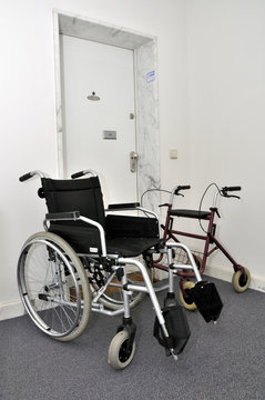 Rollstuhl steht im Treppenhaus