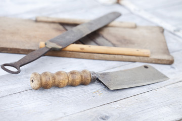 altes Schlachter-Messer, Schleifstein und Hobel