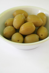 ciotola di olive verdi
