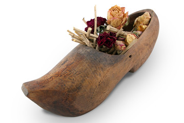 Zapato de madera con flores