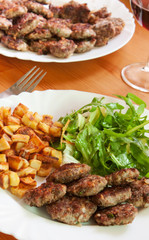 Assiette boulettes de bœuf, pommes rissolées, salade
